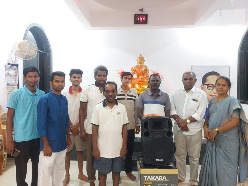 यशवंत कांबळे गुरुजी यांचेकडून खारेपाटण बुद्धविहारास साउंड स्पीकर भेट
