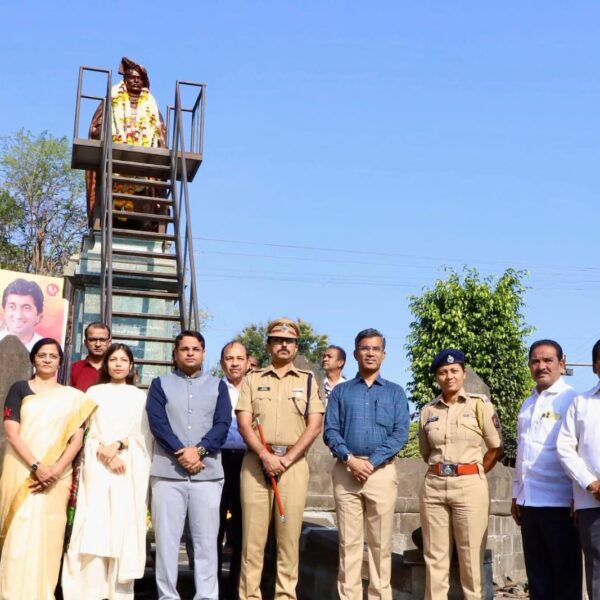 राजर्षी शाहूंना कृतज्ञ अभिवादन : ट्रस्टतर्फे दसरा चौकात पुष्पांजली