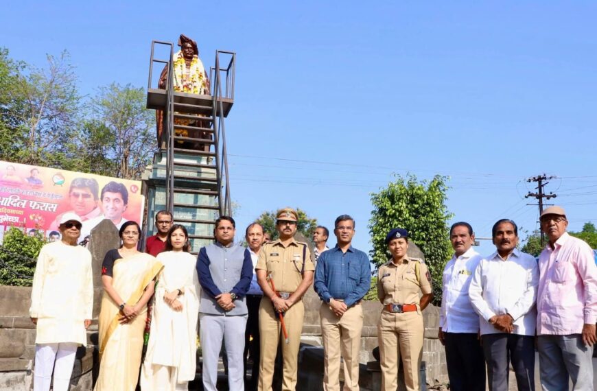 राजर्षी शाहूंना कृतज्ञ अभिवादन : ट्रस्टतर्फे दसरा चौकात पुष्पांजली