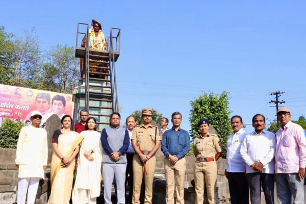 राजर्षी शाहूंना कृतज्ञ अभिवादन : ट्रस्टतर्फे दसरा चौकात पुष्पांजली