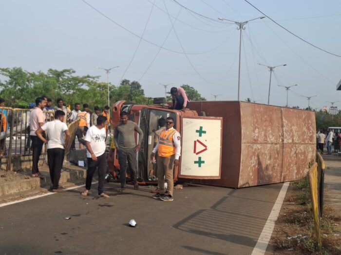 ओरोस येथे औषध वाहतूक करणारा आयशर टेम्पो पलटी; चालक किरकोळ&hellip;