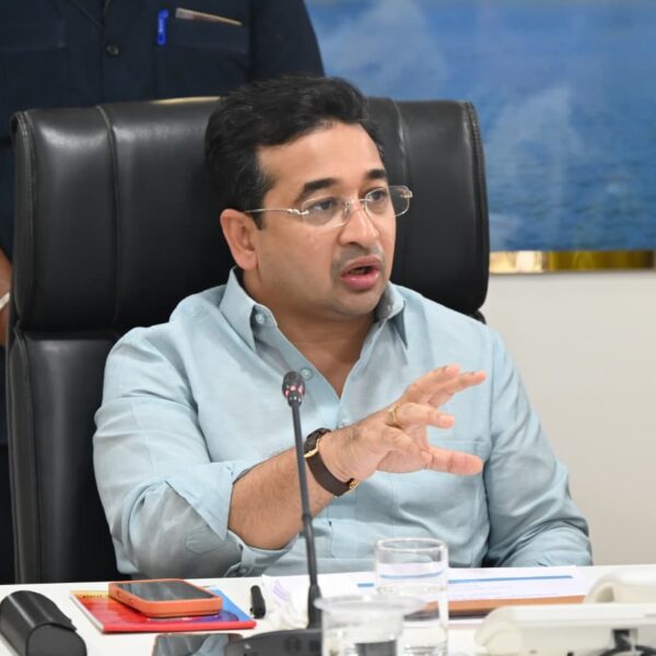 शेतकऱ्यांना दर्जेदार बियाणे, खतांचा पुरेसा साठा आणि तातडीची मदत द्या -पालकमंत्री नितेश राणे