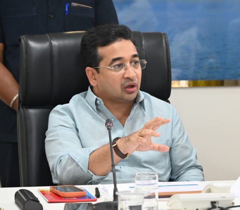 शेतकऱ्यांना दर्जेदार बियाणे, खतांचा पुरेसा साठा आणि तातडीची मदत द्या -पालकमंत्री नितेश राणे