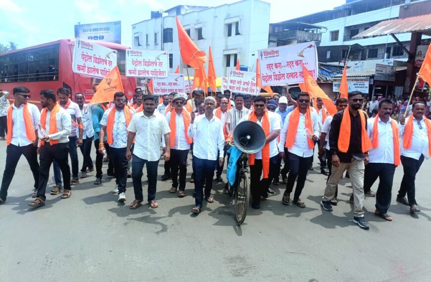 पेट्रोल डिझेलच्या दरवाढी विरोधात मा.आ.वैभव नाईक यांच्या नेतृत्वाखाली कुडाळ मध्ये शिवसेनेचे जोरदार आंदोलन