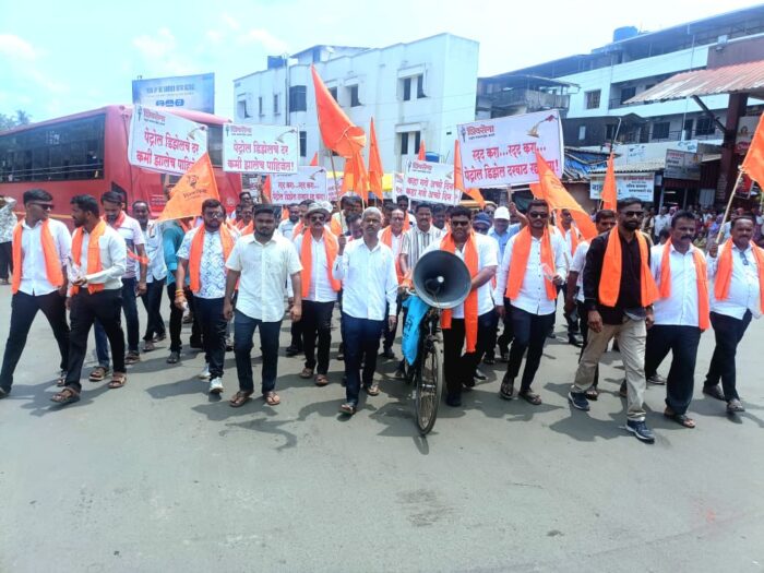 पेट्रोल डिझेलच्या दरवाढी विरोधात मा.आ.वैभव नाईक यांच्या नेतृत्वाखाली कुडाळ मध्ये&hellip;