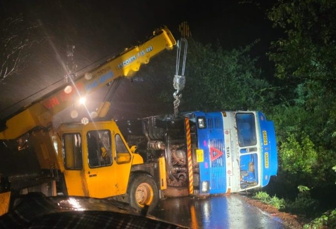 आंबोली आजरा फाट्यावर कंटेनर पलटी