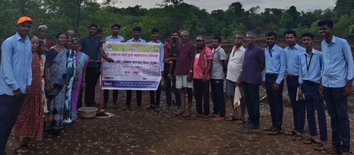 मराठे कृषी महाविद्यालयाच्या वतीने तळेरे येथे शेतकऱ्यांना माती परीक्षणाबाबत मार्गदर्शन