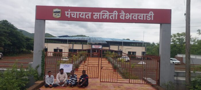 उंबर्डे सुतारवाडी रस्ता प्रश्नावर उपोषण स्थगित; आठ दिवसांत तोडगा न&hellip;