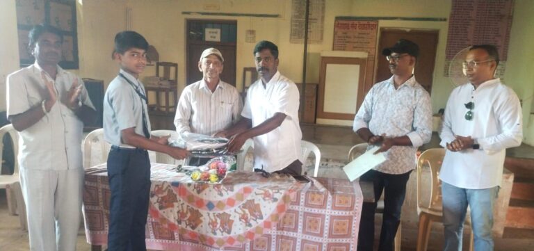 वायंगणी विद्यालयातील गुणवंतांचा उद्योजक प्रकाश मेस्त्री यांच्याकडून सन्मान!