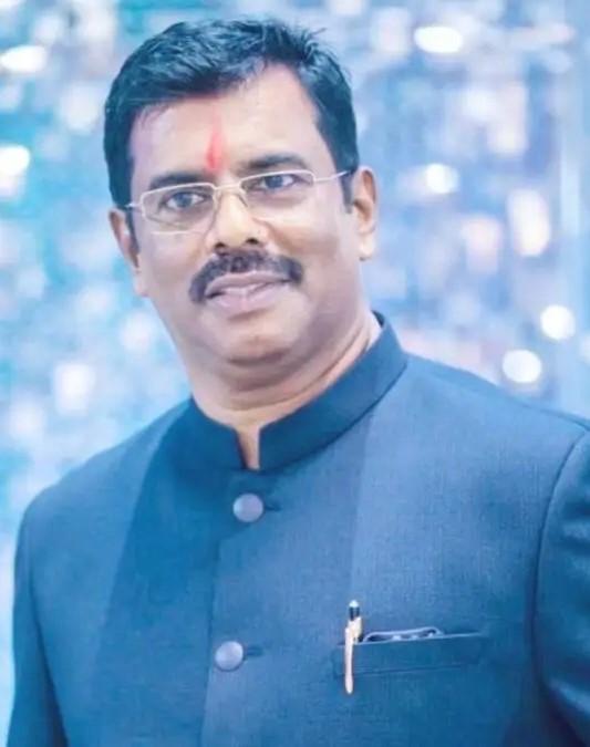 निरोगी जीवनासाठी योग अत्यावश्यक- प्रमोद कामत