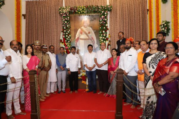 राजर्षी छत्रपती शाहू महाराज जयंतीनिमित्त जन्मस्थळी विविध मान्यवरांकडून अभिवादन