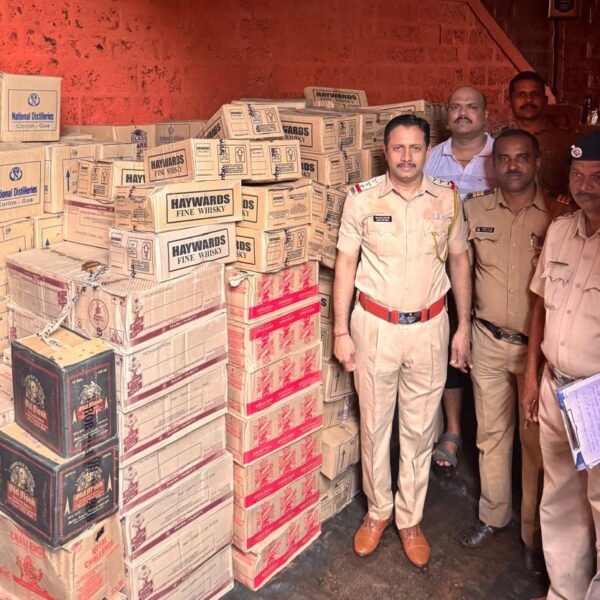 बांदा चेकपोस्टवर साडेनऊ लाखांचा गोवा बनावटीचा दारू साठ्यासह बोलेरो पिकप जप्त; एकास अटक
