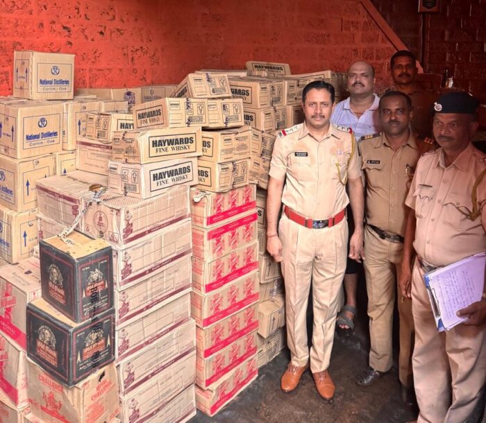 बांदा चेकपोस्टवर साडेनऊ लाखांचा गोवा बनावटीचा दारू साठ्यासह बोलेरो पिकप&hellip;