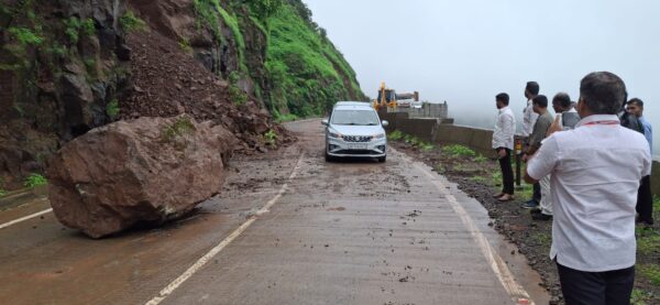 करूळ घाटात दरड कोसळल्यानंतर प्रशासन सतर्क; एकेरी वाहतूक सुरू
