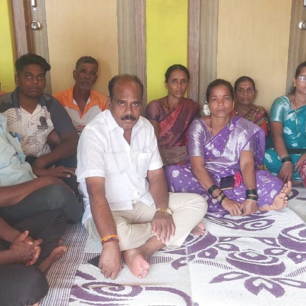तिर्लोट ग्रामपंचायतीतील कथित गैरव्यवहारप्रकरणी ग्रामस्थांचे पंचायत समितीसमोर बेमुदत उपोषण सुरू
