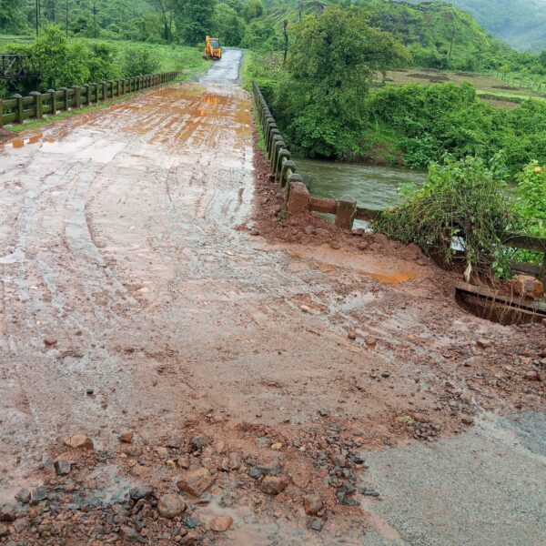 वैभववाडीत मुसळधार पाऊस; भुईबावडा घाटात दरड काेसळली, वाहतूक ठप्प