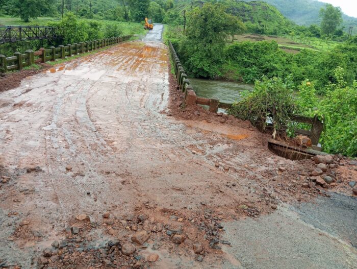 वैभववाडीत मुसळधार पाऊस; भुईबावडा घाटात दरड काेसळली, वाहतूक ठप्प
