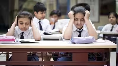 शिक्षकांच्या बीएलओ नेमणूकीमुळे विद्यार्थ्यांचे होतेय शैक्षणिक नुकसान