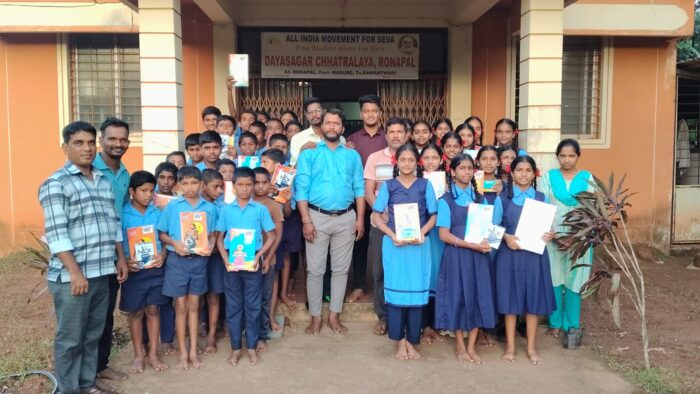 रोणापाल येथील दयासागर छात्रालयातील गरजू विद्यार्थ्यांना शैक्षणिक साहित्य