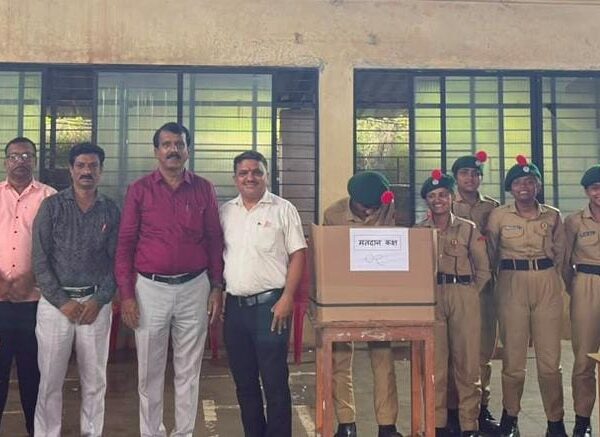 कनेडी हायस्कूल मध्ये ‘ईव्हीएम’ वर रंगला लोकशाहीचा उत्सव