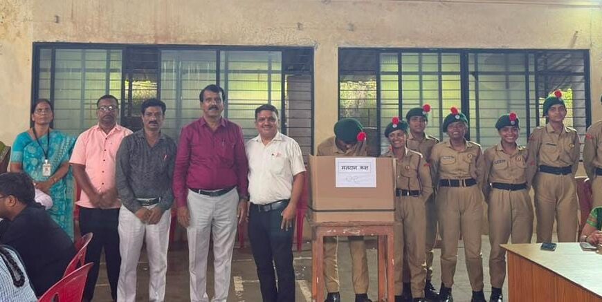 कनेडी हायस्कूल मध्ये ‘ईव्हीएम’ वर रंगला लोकशाहीचा उत्सव
