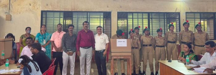 कनेडी हायस्कूल मध्ये ‘ईव्हीएम’ वर रंगला लोकशाहीचा उत्सव