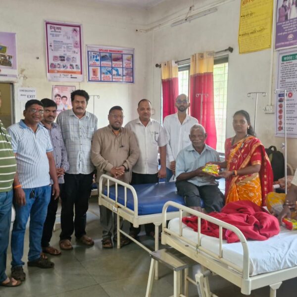 शिवसेना पक्षप्रमुख उद्धव ठाकरे यांच्या वाढदिवसानिमित्त वैभववाडी ग्रामीण रुग्णालयात रुग्णांना बिस्कीट व प्रसादाचे वाटप
