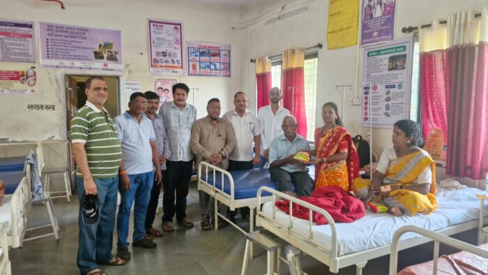 शिवसेना पक्षप्रमुख उद्धव ठाकरे यांच्या वाढदिवसानिमित्त वैभववाडी ग्रामीण रुग्णालयात रुग्णांना&hellip;