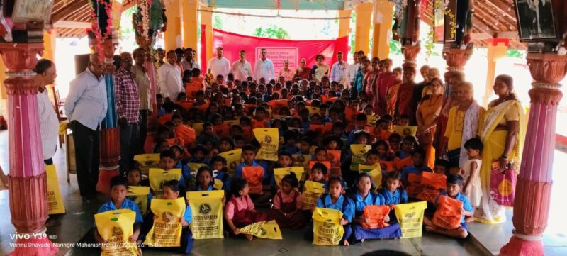 दहिबांव येथे सिद्धिविनायक रिअल इस्टेटतर्फे १३९ विद्यार्थ्यांना शैक्षणिक साहित्य वाटप