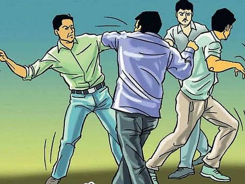शर्ट फाडण्याचा प्रकार भोवला ; दोघांना बेदम चोपले