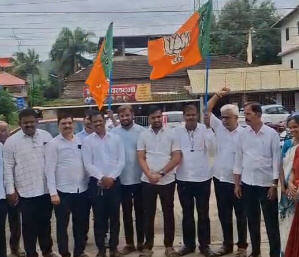 वैभववाडीत फटाके फोडून, घोषणा देत ‘ताज’ प्रकल्पाचे स्वागत