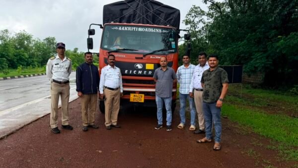 अवैध दारूने खचाखच भरलेल्या ट्रकसह 55 लाख 40 हजारांचा मुद्देमाल&hellip;