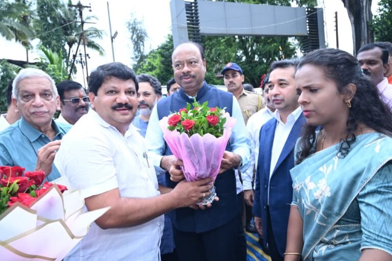 महसूलमंत्री मंत्री चंद्रशेखर बावनकुळे यांचे राष्ट्रवादी जिल्हाध्यक्ष अबिद नाईक यांनी कणकवली येथे केले स्वागत