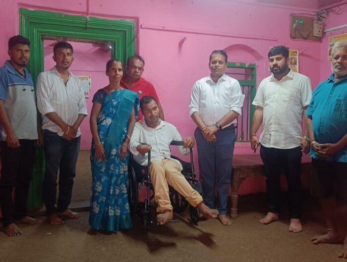 नगराध्यक्ष चेतन चव्हाण यांच्याकडून चाकाची खुर्ची प्रदान