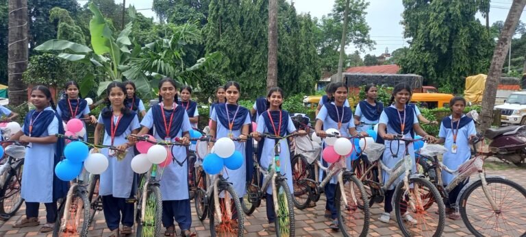 रोटरी क्लब कुडाळचा सेवाभावी उपक्रम; शिवराज मराठा माध्यमिक विद्यालय साळगावच्या २५ होतकरू विद्यार्थिनींना सायकलींची भेट