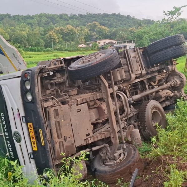 एडगाव-रामेश्वरवाडीत डंपर पलटी; चालकासह सहा जण बचावले