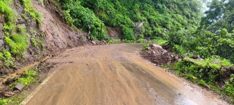 भुईबावडा घाटातील दरड हटवून वाहतूक सुरळीत