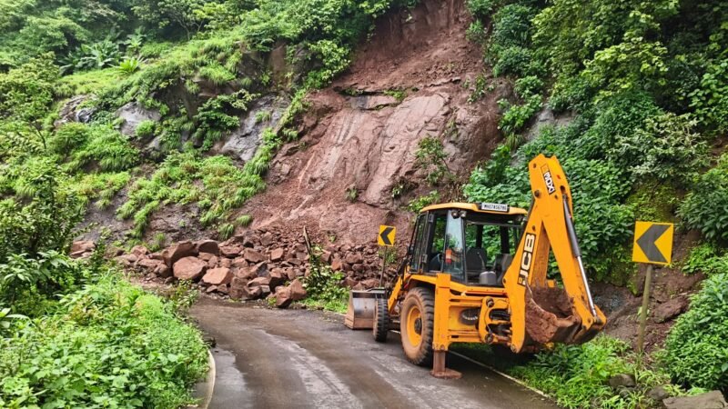 भुईबवाडा घाटात दरड कोसळली