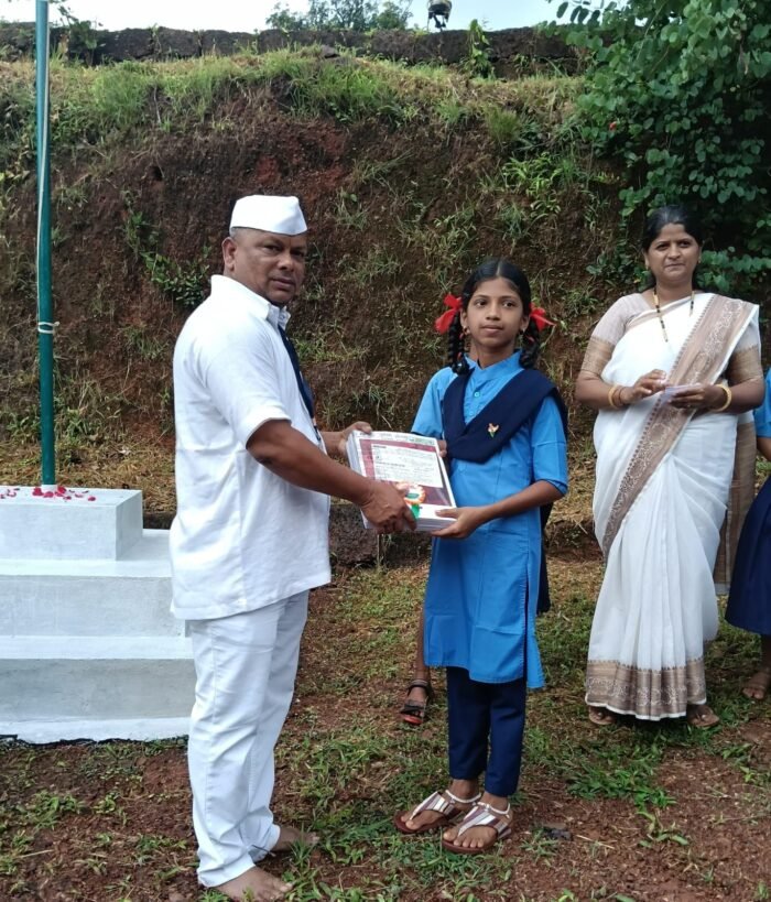 ‘मला अपेक्षित गाव’ निबंध स्पर्धेतील यशस्वी विद्यार्थ्यांचा स्वातंत्र्यदिनी सत्कार