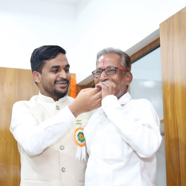 वैभववाडी बसस्थानकातील समस्या बाबतचे डी. के. सुतार यांचे उपोषण स्थगित