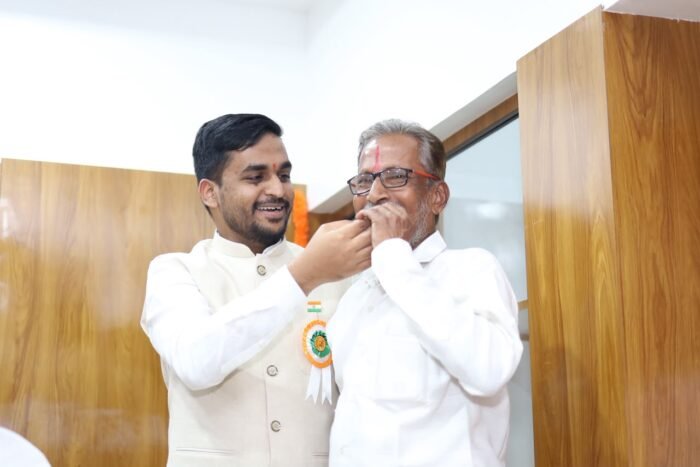 वैभववाडी बसस्थानकातील समस्या बाबतचे श्री.डी. के. सुतार यांचे उपोषण स्थगित