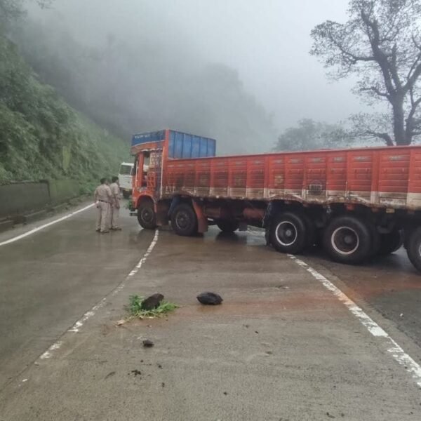 करूळ घाटात ट्रक बंद पडल्याने वाहतूक विस्कळीत