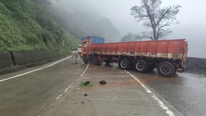 करूळ घाटात ट्रक बंद पडल्याने वाहतूक विस्कळीत