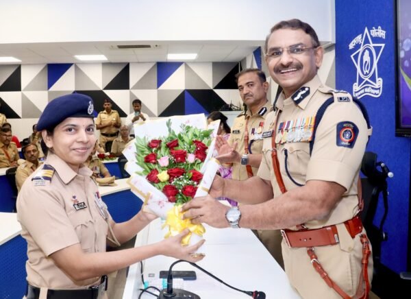 पोलीस हवालदार अर्चना म्हात्रे यांचा उत्कृष्ट सेवा पदकाने गौरव