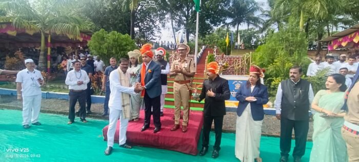 पालकमंत्री नितेश राणे यांच्या हस्ते प्रगतशील शेतकरी महेश संसारे यांचा&hellip;