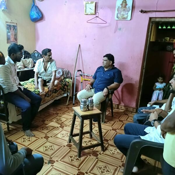 अपघातात जखमी झालेल्या राठिवडे येथील सत्यवान मेस्त्री यांना मा.आ.वैभव नाईक यांनी केली आर्थिक मदत