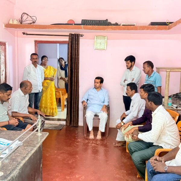 पालकमंत्री नितेश राणेंनी केले सरोज परब कुटुंबियांचे सांत्वन
