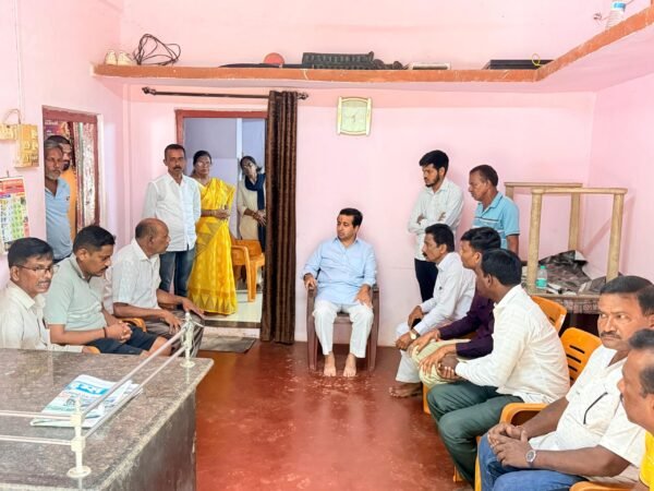 पालकमंत्री नितेश राणेंनी केले सरोज परब कुटुंबियांचे सांत्वन