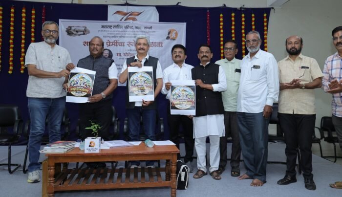 अभिनेते योगेश सोमण यांच्या हस्ते विद्यार्थी साहित्य महोत्सव बोधचिन्हाचे अनावरण