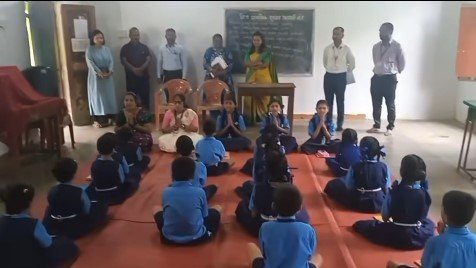 विद्यार्थ्यांच्या आनंदात रमल्या जिल्हाधिकारी तृप्ती धोडमिसे!